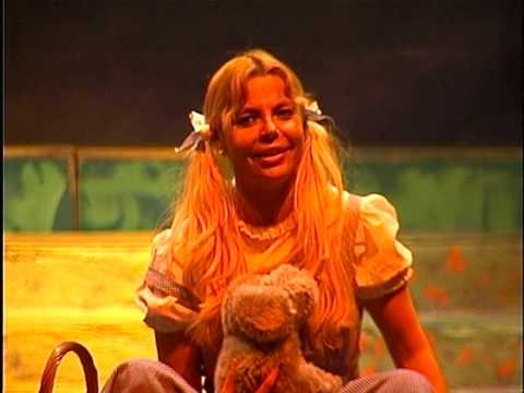 A finales de los 90, Leticia se animó a protagonizar el musical de Mago de Oz para sus tronkis. ¡Ojo al perro! Así finiquitó su etapa infantil.