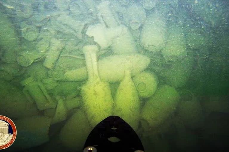 Imagen de las ánforas encontradas por la división de los Carabinieri de Italia dedicada al patrimonio cultural en un pecio de un antiguo carguero romano en el fondo del mar en Civitavecchia, cerca de Roma, Italia, 25 de julio de 2023.