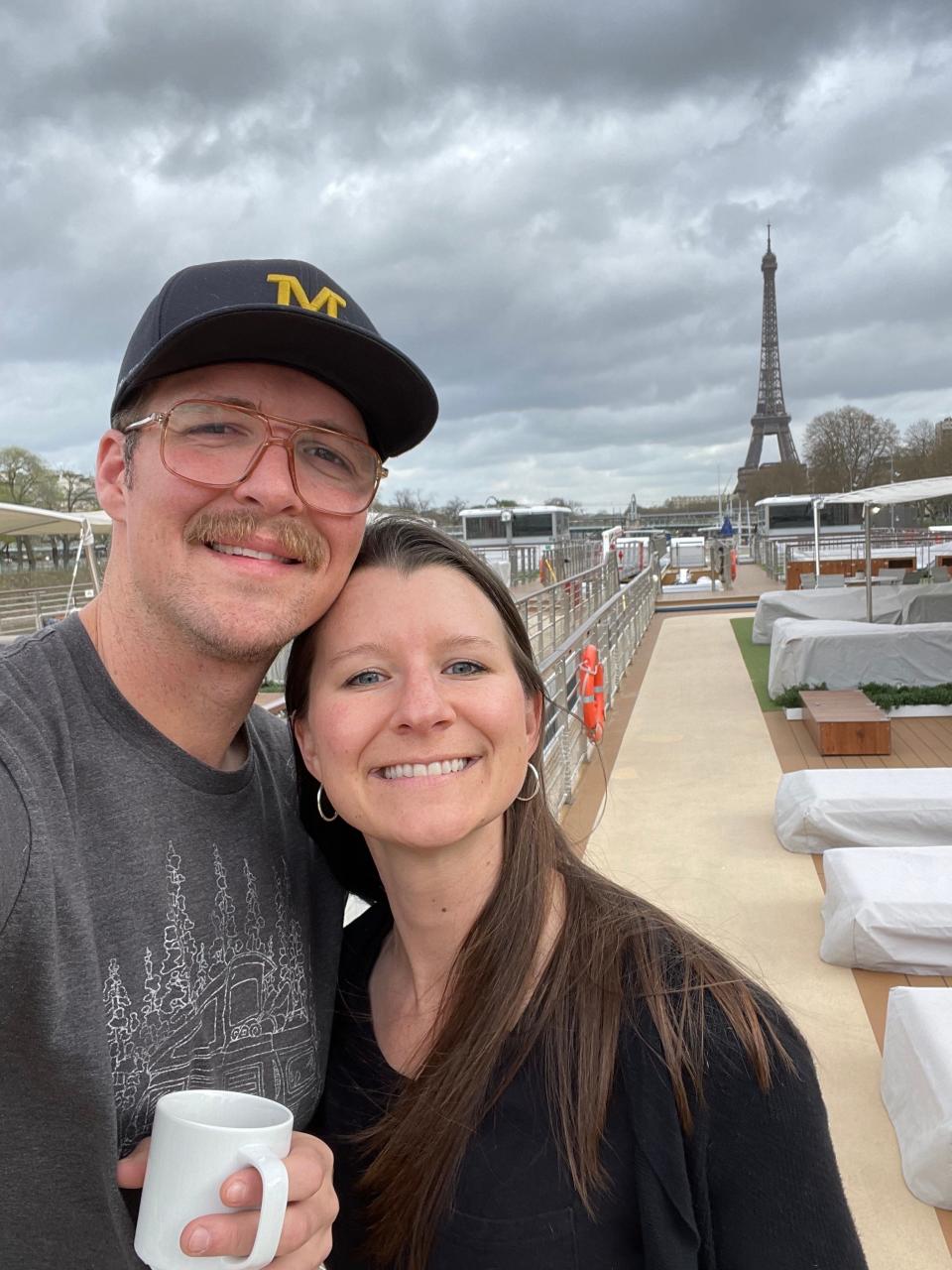 sarah and her partner selfie in front of eiffel tower in paris