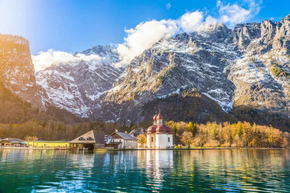 <p>Nicht weniger beeindruckend: die Ostwand des Watzmann. Bildhübsch zeigt sich die Felswand am Ufer des Königssees mit der Wallfahrtskapelle St. Bartholomä. Diese Kletterwand ist 1.800 Meter steil und zählt zu den höchsten Felswänden der Alpen. Vor allem wegen der gefährlichen Wand trägt der Watzmann auch den Namen Schicksalsberg. Denn über 100 Bergsteiger verunglückten hier tödlich. (Bild: iStock / bluejayphoto)</p> 