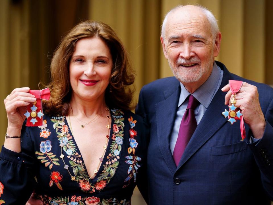 Barbara Broccoli und Michael Wilson tragen nun den Ritterorden CBE. (Bild: getty/[EXTRACTED]: Victoria Jones-Pool/Getty Images)