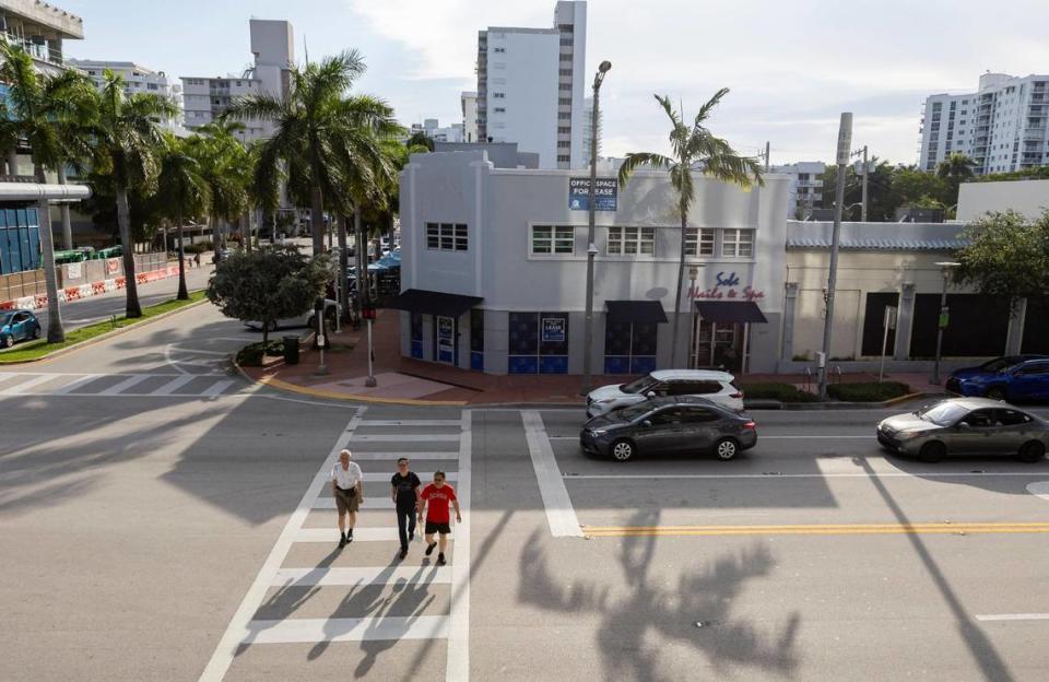 An aerial photo shows the Alton Road site once partially occupied by Miami Beach’s famed Epicure Market, which was open from 1945 until it closed because of damage from Hurricane Irma in 2017. The building will be replaced by a six-story luxury office building. In this photo, people walk across Alton Road near the future sight of new office building on June 21, 2023. MATIAS J. OCNER/mocner@miamiherald.com