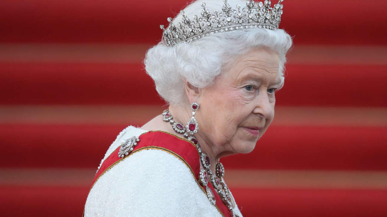 BERLIN, GERMANY - JUNE 24:  Queen Elizabeth II arrives for the state banquet in her honour at Schloss Bellevue palace on the second of the royal couple's four-day visit to Germany on June 24, 2015 in Berlin, Germany. The Queen and Prince Philip are scheduled to visit Berlin, Frankfurt and the concentration camp memorial at Bergen-Belsen during their trip, which is their first to Germany since 2004.  (Photo by Sean Gallup/Getty Images)