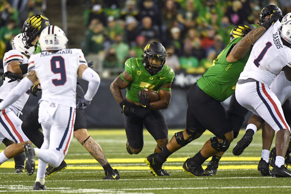 Oregon running back CJ Verdell (7) runs through hole in during the fourth quarter of an NCAA college football game Saturday, Sept. 25, 2021, in Eugene, Ore. (AP Photo/Andy Nelson)