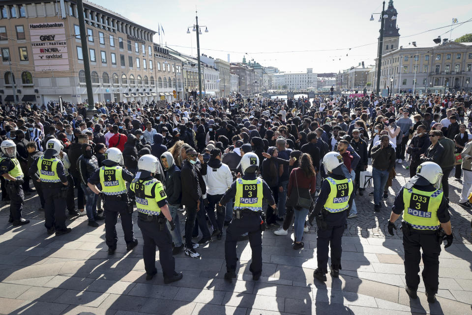 Polizisten sichern eine Demonstration gegen Rassismus und Polizeigewalt. Weltweit drücken Menschen ihre Solidarität nach dem gewaltsamen Tod von George Floyd durch einen weißen Polizisten am 25. Mai in der US-Stadt Minneapolis aus. Foto: Adam Ihse / TT News Agency / AP / dpa