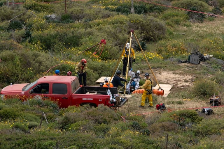 Un secouriste descend dans un puits où des cadavres ont été découverts, le 3 mai 2024 à Ensenada, dans le nord-ouest du Mexique (Guillermo Arias)