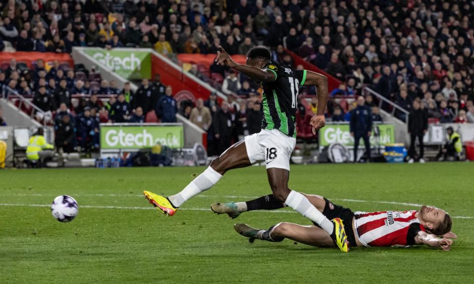 <span>Danny Welbeck spurns an opportunity to win the game for Brighton at Brentford.</span><span>Photograph: Andrew Kearns/CameraSport/Getty Images</span>