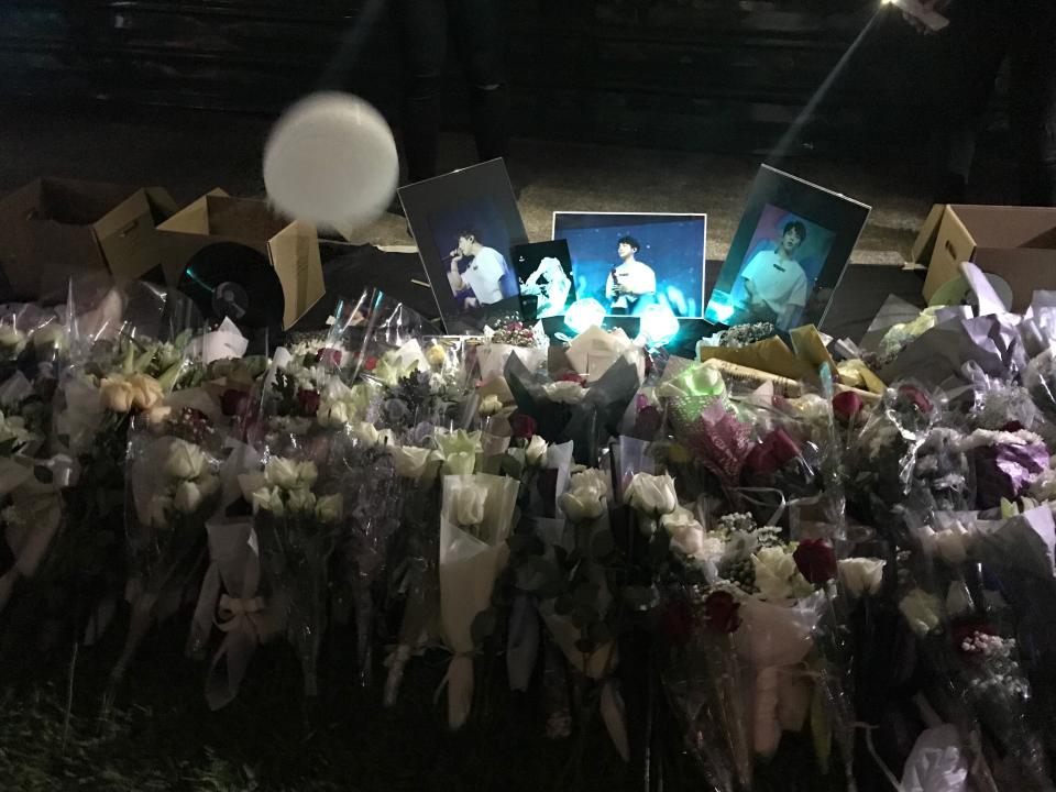 Fans left messages, photos, toys and flowers at a tribute for SHINee’s Jonghyun in Singapore (Photo: Yahoo Lifestyle Singapore)