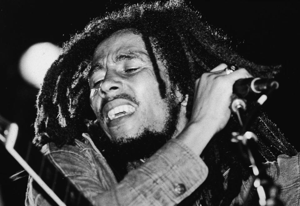 <p>Erstaunlich, dass der Geburtstag von Bob Marley (6. Februar) bislang kein offizieller Feiertag in seiner Heimat Jamaika ist. Dennoch feiern Musikfans auf der ganzen Welt an diesem Tag die Reggae-Legende - so etwa auch im kanadischen Toronto, wo der Bürgermeister 2018 den 6. Februar zum "Bob-Marley-Tag" erklärte. (Bild: Getty Images/Express Newspapers)</p> 