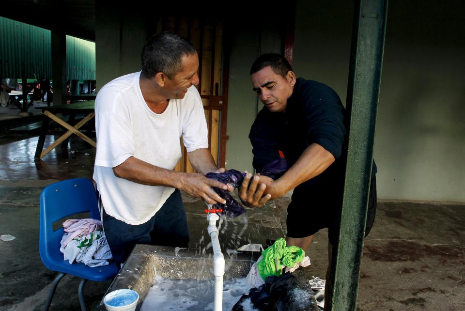 Cuban migrants wash their clothes at a temporary shelter in a school in the town of La Cruz, Costa Rica, near the border with Nicaragua, November 17, 2015. More than a thousand Cuban migrants hoping to make it to the United States were stranded in the border town of Penas Blancas, Costa Rica, on Monday after Nicaragua closed its border on November 15, 2015 stoking diplomatic tensions over a growing wave of migrants making the journey north from the Caribbean island. REUTERS/Juan Carlos Ulate