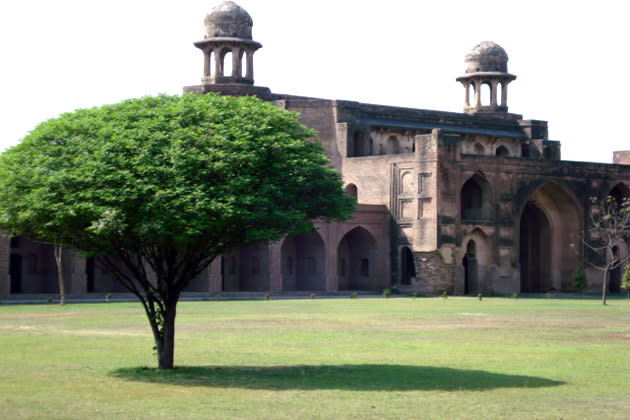 This wayfarer joint of yore is one of the best preserved specimens of Mughal caravan sarais built by one of Emperor Shahjahan’s nobles, along the old highway. Well preserved but hardly visited.