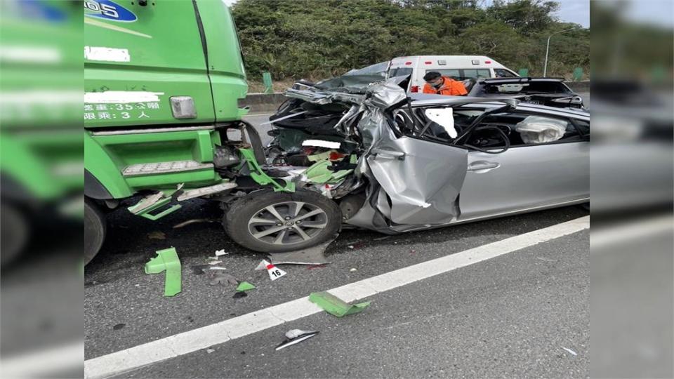 聯結車疑恍神未注意車況　國三北上5車連環撞1死7傷