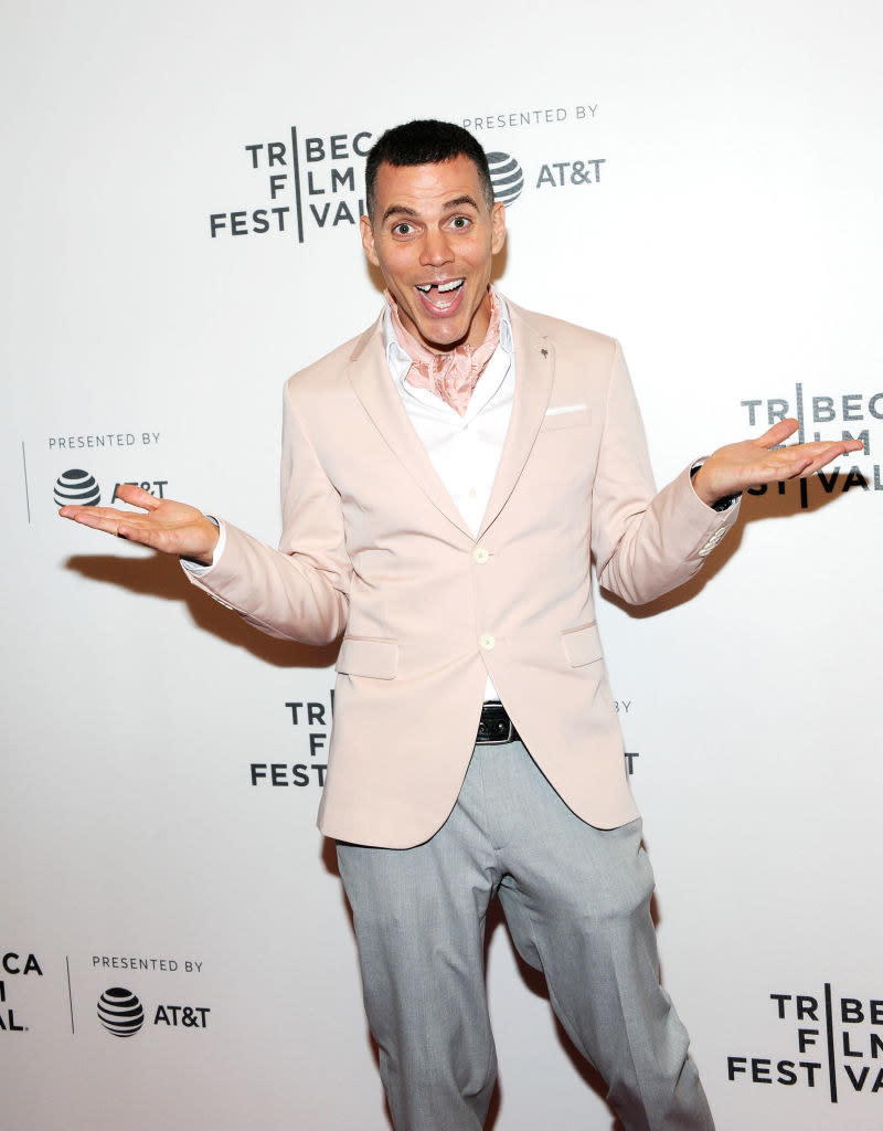 Steve-O shrugging on the red carpet