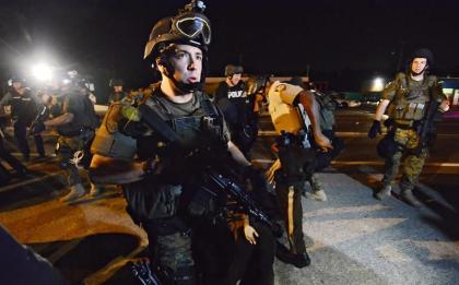 En Ferguson la policía usó equipamiento de infantería regular contra las manifestaciones (EFE/Larry W. Smith)