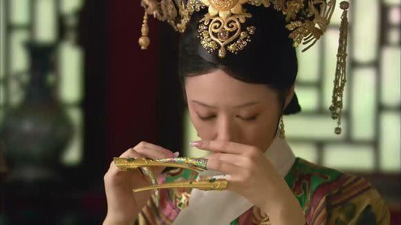 清朝女子喜歡留長指甲戴上華美的指甲套。 （圖／翻攝自甄嬛傳微博）