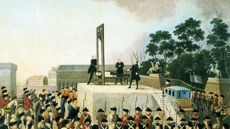 La guillotina fue de uso comun durante la Revolucion Francesa.