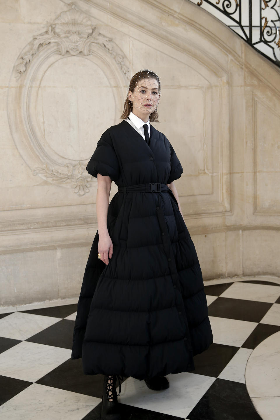 Rosamund Pike posan antes de la presentación de la colección primavera verano 2022 de Dior en París, el 24 de enero de 2022. (Foto AP/Lewis Joly)