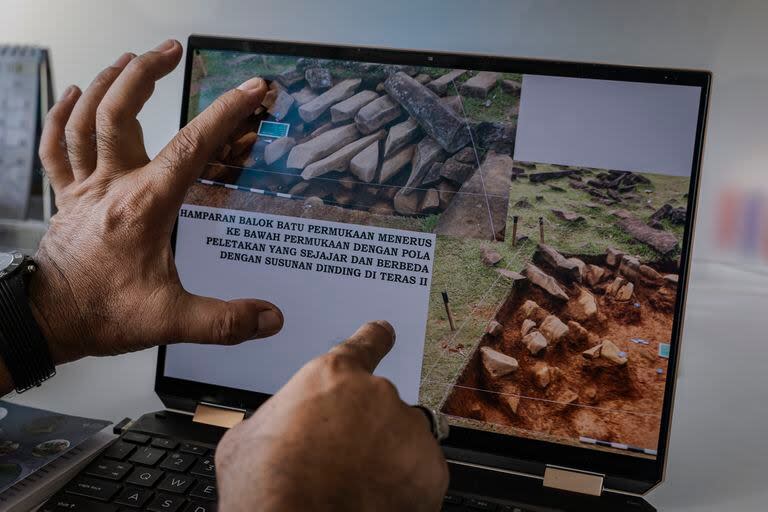 Lutfi Yondri, un arqueólogo del gobierno provincial de Bandung, comparte imágenes de excavaciones en el sitio de la pirámide Gunung Padang en la Agencia Nacional de Investigación e Innovación en Bandung, Java Occidental, Indonesia, el 21 de diciembre de 2023. 