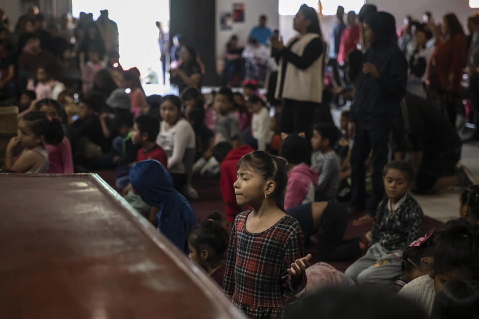 Una joven migrante reza durante el servicio religioso del refugio cristiano Embajadores de Jesús en Tijuana, México, el martes 26 de septiembre de 2023. Mientras en México hay varios espacios para albergar migrantes, en Tijuana ha percibido un nuevo flujo de mexicanos que huyen de la violencia, la extorsión y las amenazas del crimen organizado. (AP Foto/Karen Castaneda)