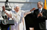 El papa Benedicto XVI, al lado del entonces presidente de EEUU, George W. Bush, a su llegada al Ala Sur de la Casa Blanca, el 16 de abril de 2008, en Washington, DC. Chip Somodevilla/Getty Images