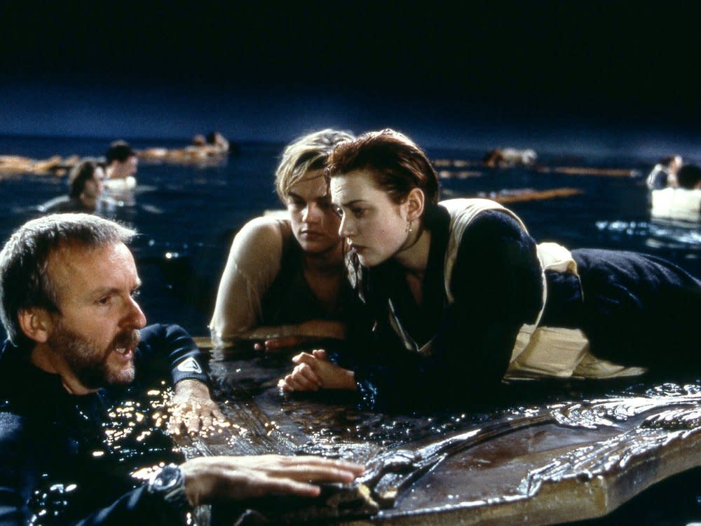 Regisseur James Cameron (l.), Leonardo DiCaprio und Kate Winslet am Set von "Titanic" mit der berühmt-berüchtigten Tür. (Bild: imago/Allstar)