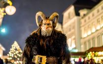 <p>Spätestens ab dem 16. Jahrhundert ist der Nikolaus nicht mehr nur alleine unterwegs. Er hat gruselige Gesellschaft bekommen, die regional unterschiedlich Knecht Ruprecht, Krampus oder ähnlich heißt. Dieser hat neben dem heiligen Wohltäter die Rolle des Bösen inne. Heute wird der Schrecken, der von der Figur ausgeht, vor allem bei eigens veranstalteten Umzügen zelebriert (zum Beispiel in Bad Tölz). (Bild: iStock/FooTToo)</p> 