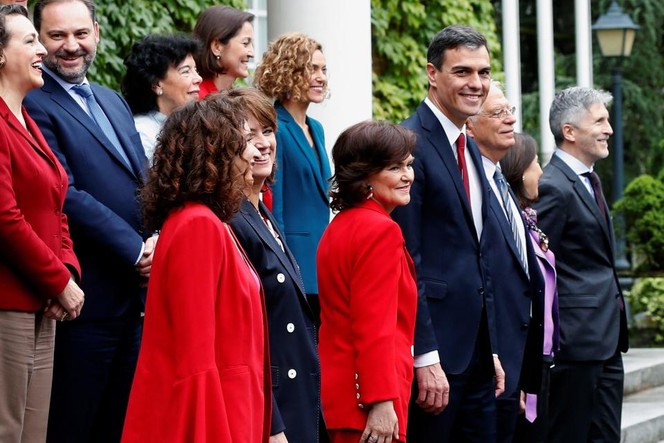 El presidente del Gobierno, Pedro Sánchez (4ºd), posa para la foto de familia con el resto del Ejecutivo tras la primera reunión del Consejo de Ministros hoy en La Moncloa, tras su primera reunión en la que previsiblemente se analizó la situación en Cataluña y se aprobaron una serie de nombramientos de altos cargos, entre ellos parte de los 25 secretarios de Estado con los que cuenta el nuevo Gobierno.EFE/Chema Moya