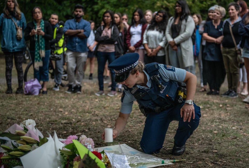 Una agente de la policía de Nueva Zelanda vela por los fallecidos. (Getty Images)