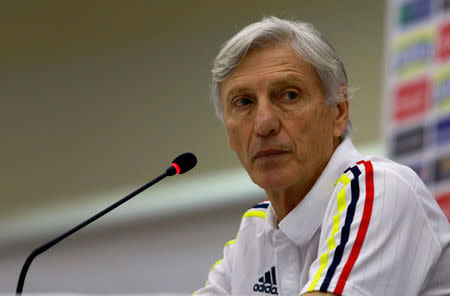 Foto del miércoles del entrenador de Colombia, José Pékerman, en una rueda de prensa en Barranquilla. 31/8/16. Colombia tiene en duda a tres jugadores para el partido contra Venezuela por la eliminatoria sudamericana rumbo al Mundial del 2018, pero confía en recuperarlos y en conseguir una victoria que le permita acomodarse mejor en la tabla de posiciones, dijo el miércoles el técnico José Pékerman. REUTERS/John Vizcaino