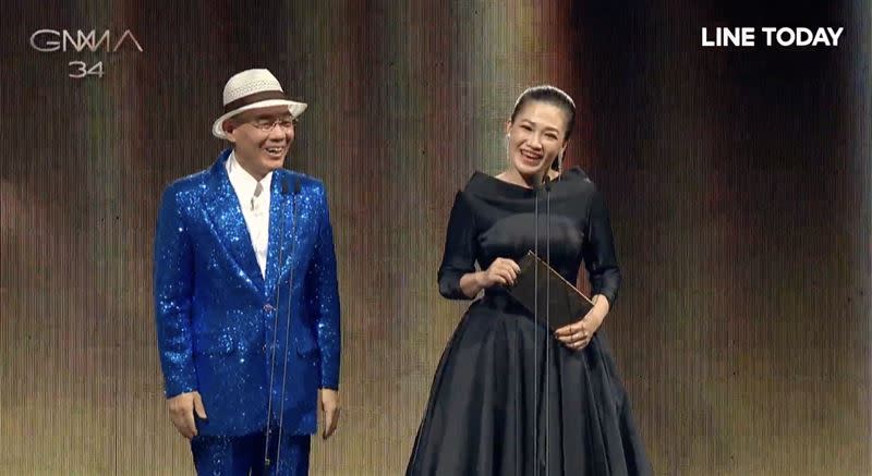 陳雷和黃妃頒發「最佳台語男歌手獎」。（圖／翻攝LINE TODAY）