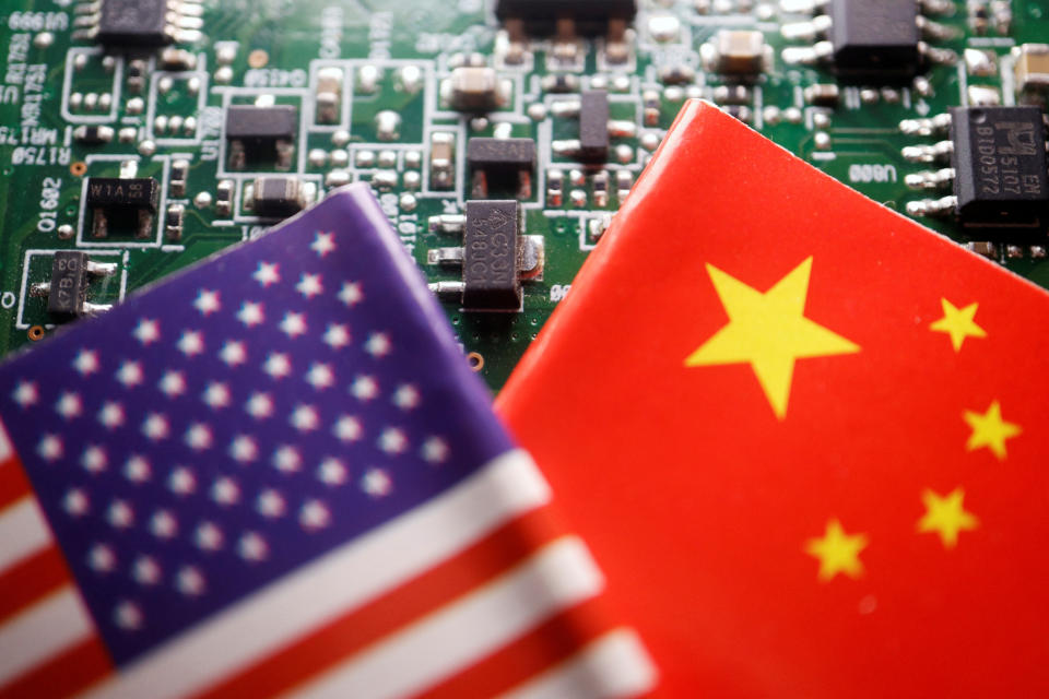 Las banderas de China y EE. UU. se muestran en una placa de circuito impreso con chips semiconductores, en esta imagen ilustrativa tomada el 17 de febrero de 2023. REUTERS/Florence Lo/Illustration