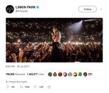 <p>Es war ein Schock für Millionen von Musikfans, als sich der „Linkin Park“-Sänger Chester Bennington im Juli 2017 das Leben nahm. Am 20. Juli veröffentlichte die Band über ihren offiziellen Twitter-Account kommentarlos ein Foto von Bennington, das ihn während eines Konzerts in einem Lichtermeer zeigt, umringt von Fans. (Bild: Twitter/@LinkinPark) </p>