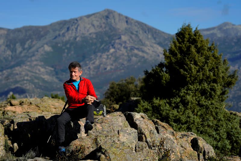 Carlos Soria, alpinista español de 81 años, habla durante una entrevista con Reuters en medio del brote de la enfermedad por coronavirus (COVID-19) antes de su entrenamiento para escalar en las montañas del Himalaya la próxima primavera como homenaje a los ancianos afectados por la enfermedad. en Moralzarzal, Madrid, España