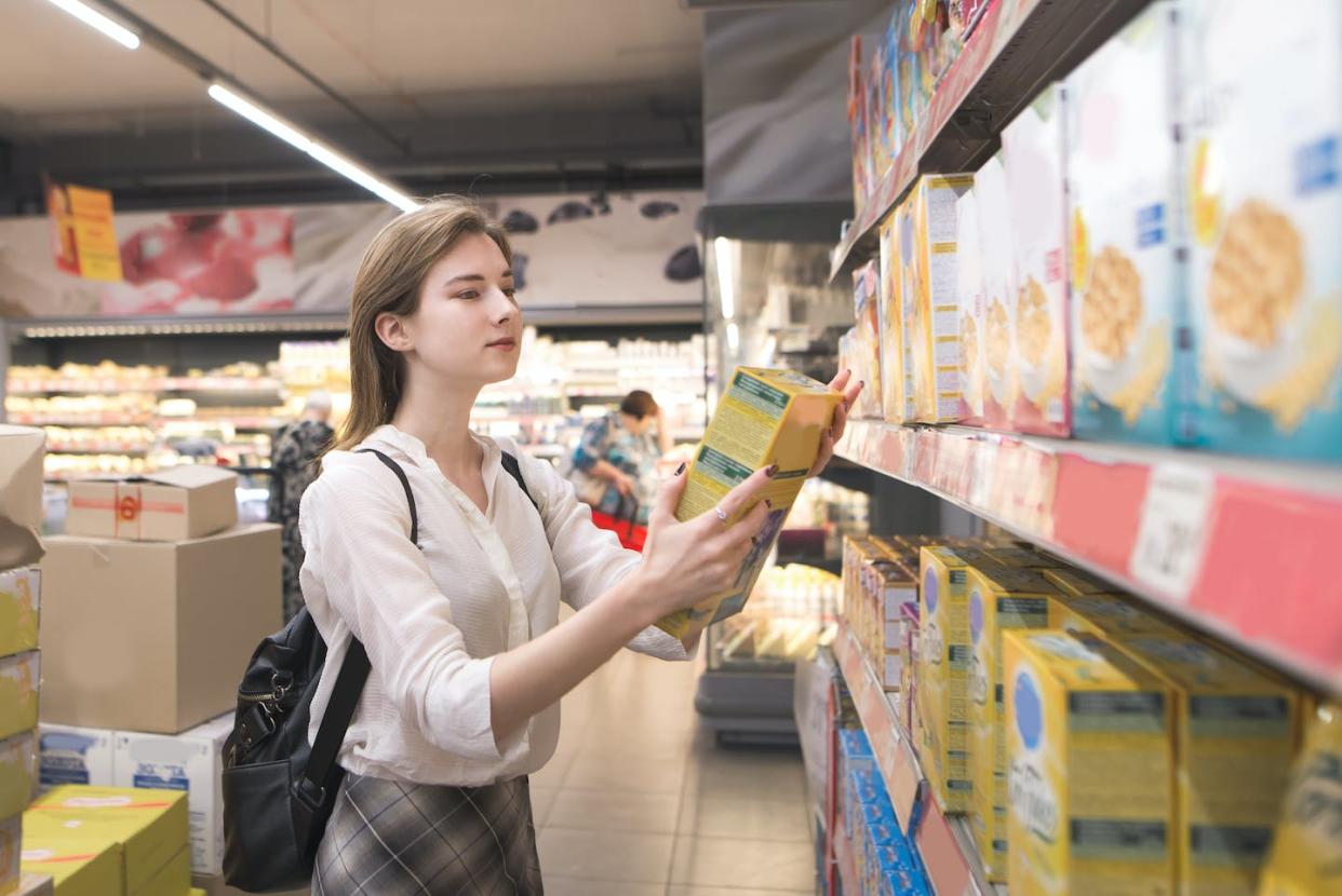 <a href="https://www.shutterstock.com/es/image-photo/woman-buys-quick-breakfasts-supermarket-girl-1146412808" rel="nofollow noopener" target="_blank" data-ylk="slk:Shutterstock / bodnar.photo;elm:context_link;itc:0;sec:content-canvas" class="link ">Shutterstock / bodnar.photo</a>