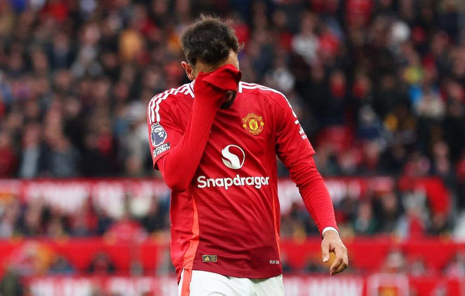 Fernandes leaves the pitch after taking off the captain’s armband (Getty Images)