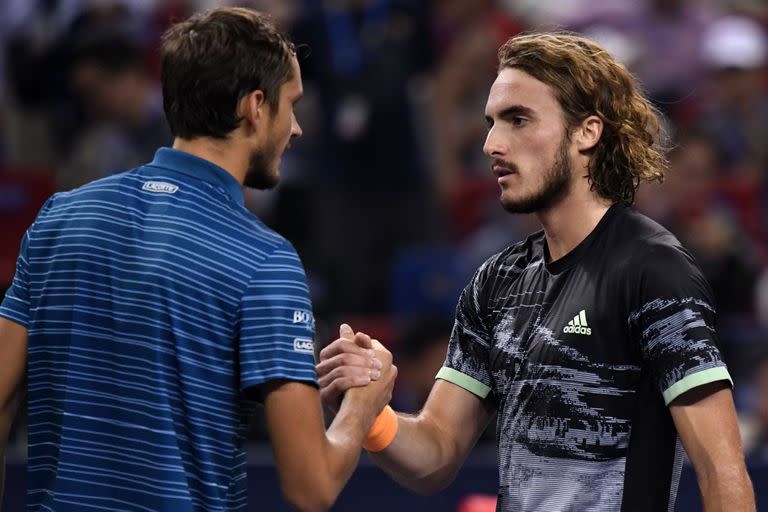 Medvedev saluda a Tsitsipas, después de vencerlo en Shanghai.