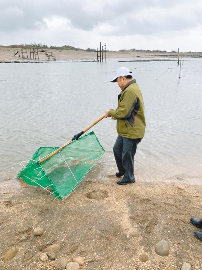 漁夫林清安提到這兩年因疫情影響，外銷至日本的狀況極差，導致鰻苗價格下降，不少漁夫「入不敷出」，只能在家吃老本。（姜霏攝）