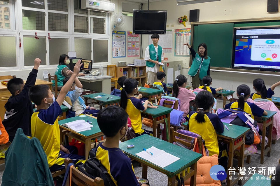 中嘉寬頻北健前進立自強國小，教導學生辨識假訊息，建立正確媒體識讀觀念。