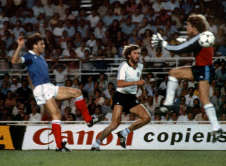 Das WM-Halbfinale 1982 zwischen Deutschland und Frankreich wird von einer hässlichen Aktion von DFB-Keeper TONI SCHUMACHER überschattet. Nach einer knappen Stunde Spielzeit sprang Schumacher beim Herauslaufen mit der Hüfte voraus in seinen Gegenspieler Patrick Battiston