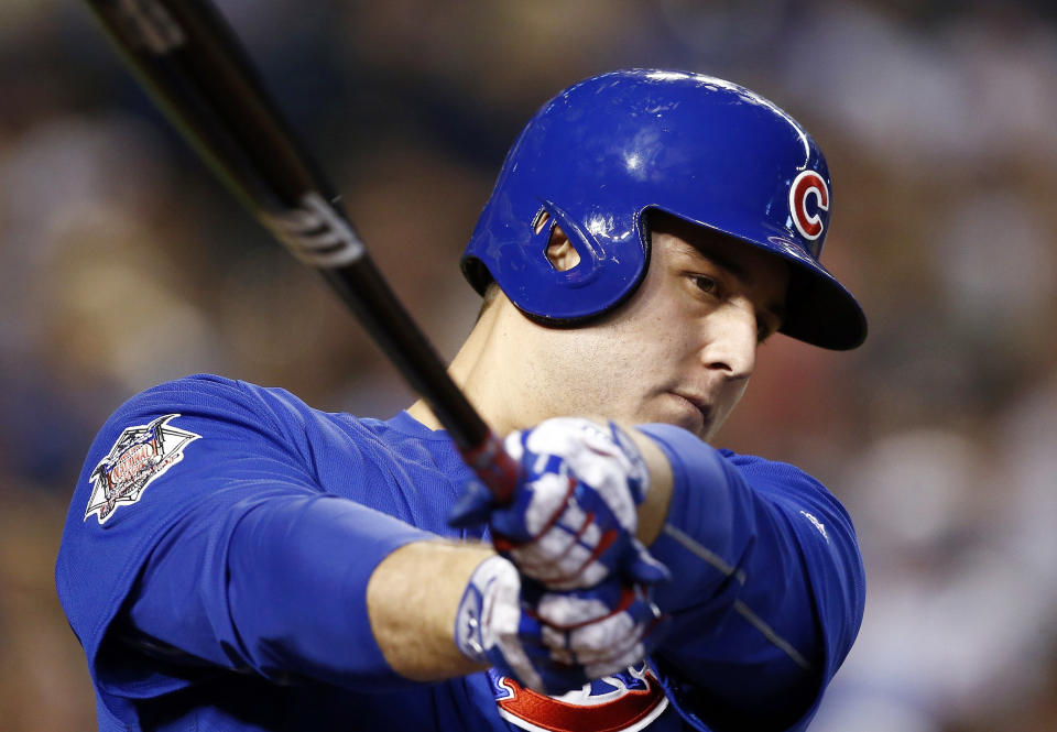 ARCHIVO – En esta foto del 13 de agosto de 2017, el jugador de los Cachorros de Chicago, Anthony Rizzo, batea en un partido contra Arizona en Phoenix. (AP Foto/Ross D. Franklin, Archivo)