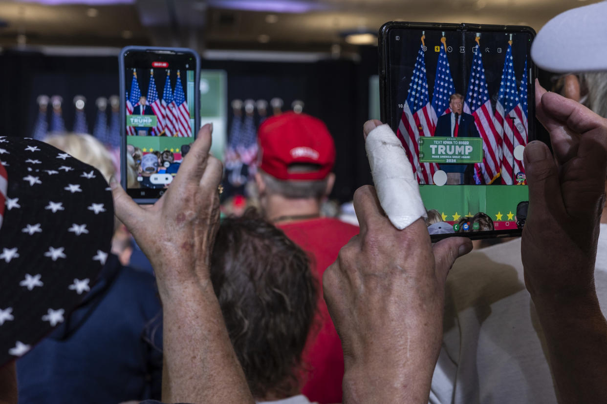 El expresidente Donald Trump, candidato presidencial republicano, pronuncia comentarios durante un mitin de campaña en el MidAmerica Center en Council Bluffs, Iowa, el 7 de julio de 2023. (Jordan Gale/The New York Times).