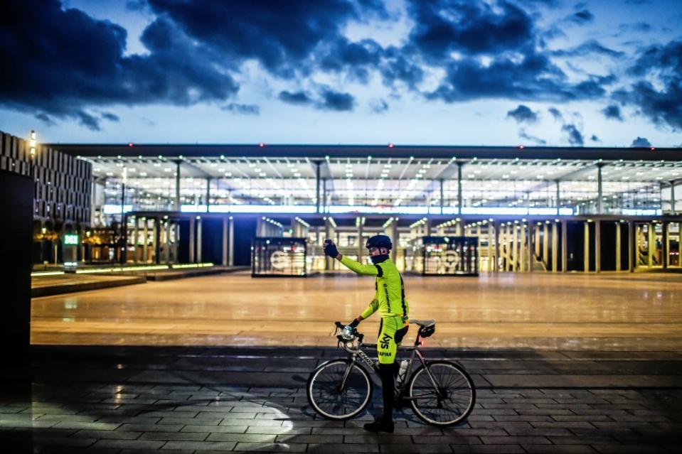 Das Hauptterminal des BER, vom großen Willy-Brandt-Platz im unteren Bereich aus gesehen. Der Platz mit Wasserspielen und Bäumen lädt im Sommer zum Verweilen ein. Links liegt das Hotel Steigenberger, in der Mitte Rolltreppen, die aus der unteren Ebene hochführen.<span class="copyright">Reto Klar / FUNKE Foto Services</span>