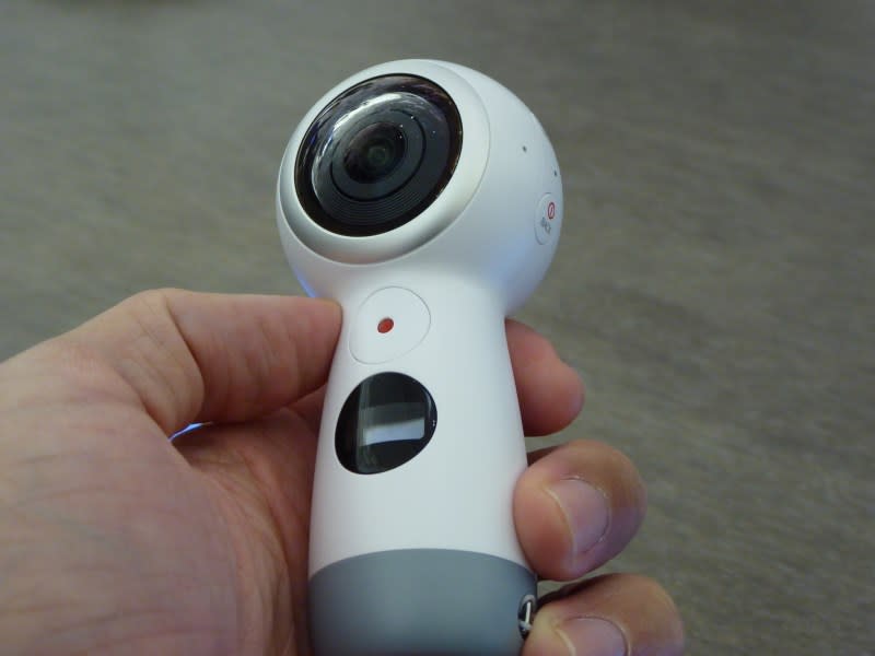 : Instead of a detachable grip/stand like the original, the Gear 360 (2017) has a new body design that comes with a short stocky grip handle. Because of this, most of the controls can be spread out through the device.