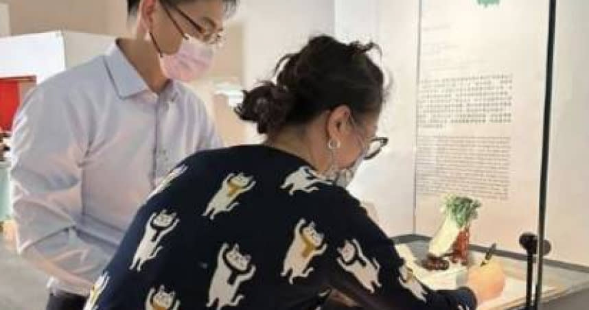 故宮博物院人員直接在翠玉白菜旁簽署文件，挨轟對文物不重視。（圖／翻攝自靠北藝術臉書）