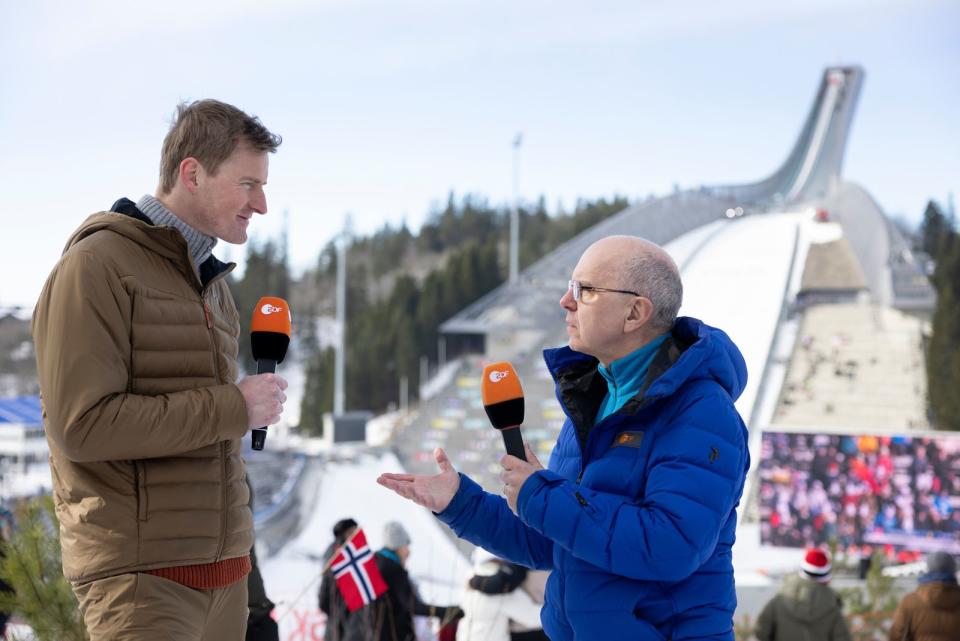 Beim Skispringen erhalten Experte Severin Freund (links) und Kommentator Stefan Bier Unterstützung von der neuen Moderatorin Lena Kesting. (Bild: ZDF / AP / Trond Isaksen)