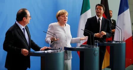 German Chancellor Angela Merkel (C), French President Francois Hollande (L) and Italian Prime Minister Matteo Renzi attend a news conference at the chancellery during discussions on the outcome of the Brexit in Berlin, Germany, June 27, 2016. REUTERS/Hannibal Hanschke