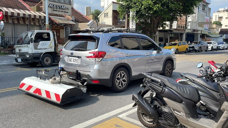 台日合作  透地雷達車檢測道路管線及坑洞狀況 日本Geo Search株式會社與台灣協力廠商研發「透地 雷達車」，其中載式檢測車把1.8公尺寬的檢測器裝在 車輛後方，可不受車速限制，向地底下發射雷達波訊 號並回傳至車內監測儀器，透過數據分析找出地面下 坑洞。 中央社記者張祈攝  113年4月17日 