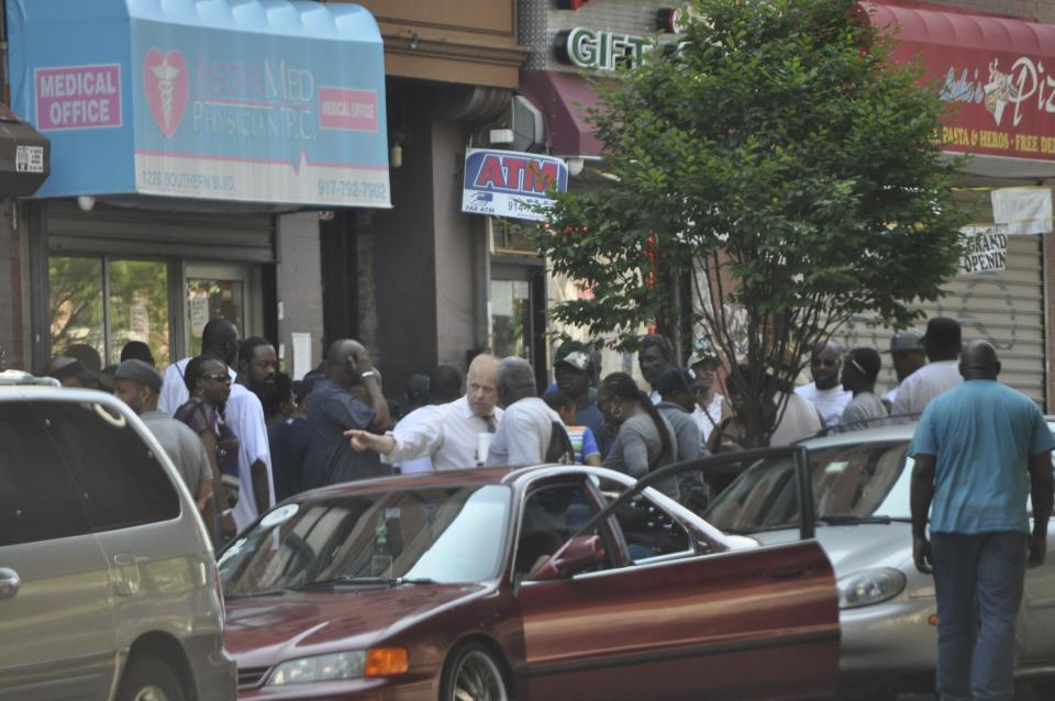 Astramed Physicians clinic's Dr. Robert Terdiman (white shirt, pointing) is pictured in front of the Astramed Physicians clinic in New York, in this July 9, 2013 handout surveillance photo provided by the Office of the Special Narcotics Prosecutor for the City of New York. Terdiman is one of 25 people who were charged with involvement in a massive scheme that flooded New York City's black market with as much as $500 million in painkillers, federal and state officials said on February 5, 2014. REUTERS/Office of the Special Narcotics Prosecutor for the City of New York/Handout via Reuters (UNITED STATES - Tags: CRIME LAW HEALTH) ATTENTION EDITORS - THIS IMAGE HAS BEEN SUPPLIED BY A THIRD PARTY. IT IS DISTRIBUTED, EXACTLY AS RECEIVED BY REUTERS, AS A SERVICE TO CLIENTS. FOR EDITORIAL USE ONLY. NOT FOR SALE FOR MARKETING OR ADVERTISING CAMPAIGNS