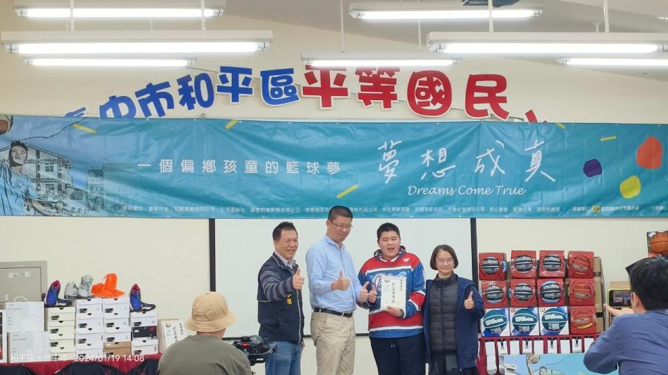 臺中市團部林鈺明組長(左2)代表捐贈120公斤米給打籃球亟需要體力的小朋友。 (圖/記者澄石翻攝)