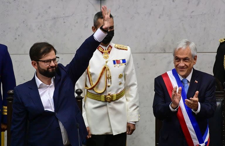 El presidente electo de Chile, Gabriel Boric, es aplaudido por el presidente saliente, Sebastián Piñera, durante su ceremonia de toma de posesión en el Congreso en Valparaíso, Chile, el 11 de marzo de 2022.